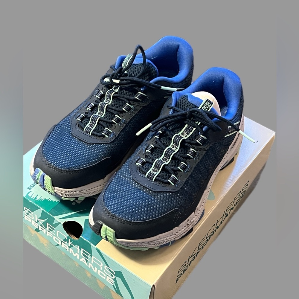 Schetchers Women’s Go Run Trail Altitude 2.0 Ridgetop in Navy/Blue
